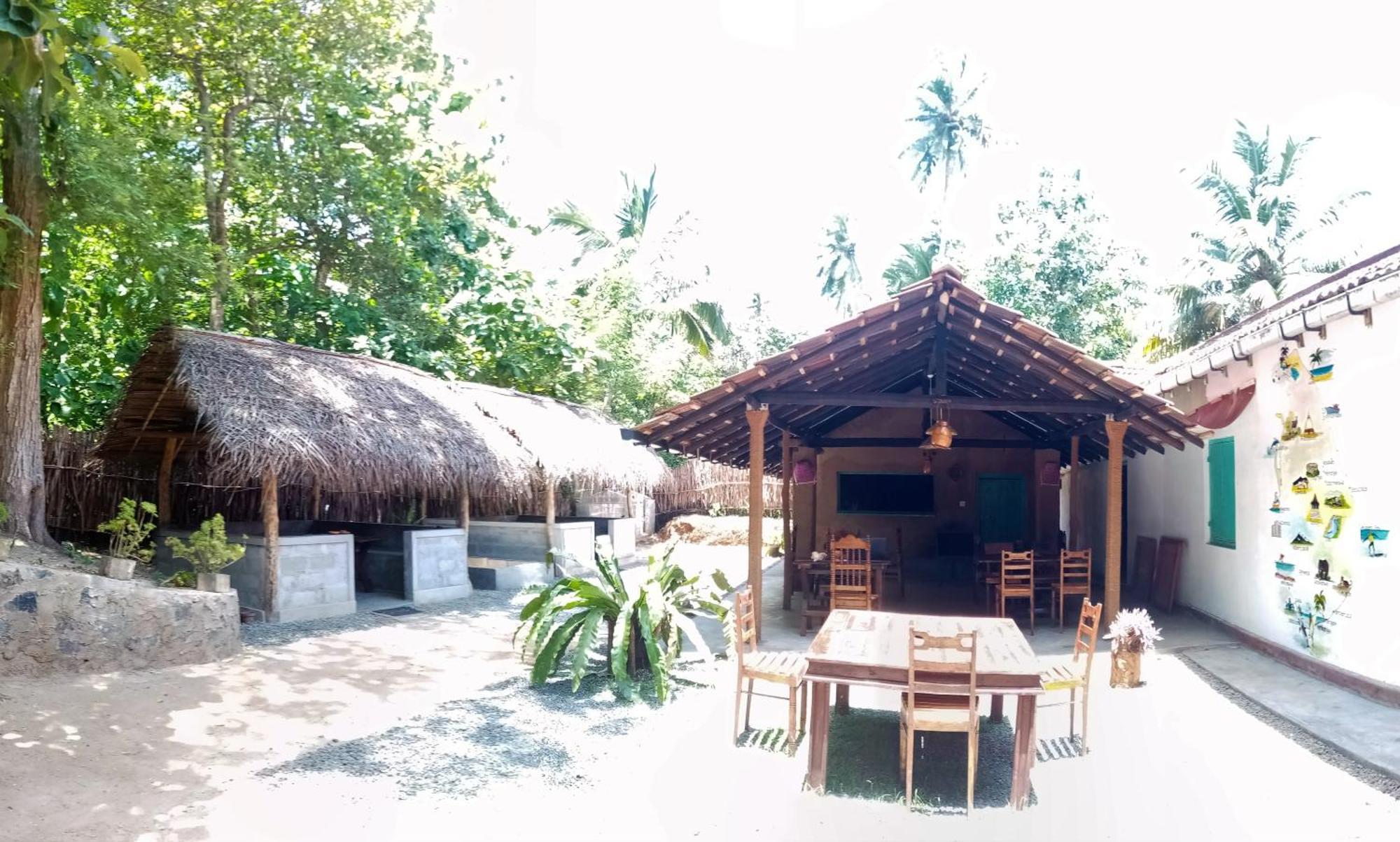 Lazy Monkey Surfhostel - Sri Lanka Dikwella Exterior foto